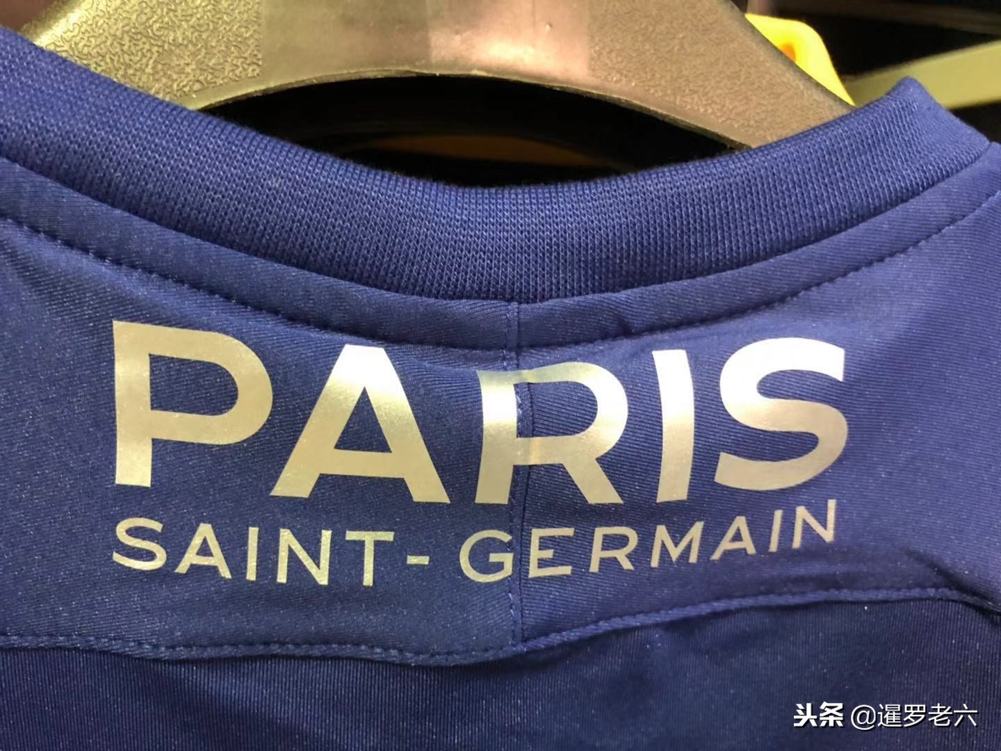 纷纷背上书